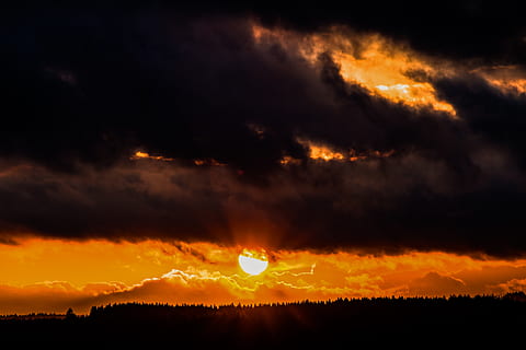 Sonnenuntergang, Sonne, Sonnenstrahl, Wolken, Wolkendecke, dunkle Wolken, Wald, Abend, Abendsonne, bedrohlich, Dämmerung, Natur, untergehende Sonne, Nebelbildung, Nebel, Stimmung, wolke - himmel, Himmel, Schönheit in der Natur, Szenen - Natur, orange Farbe, Silhouette, keine Leute, Umgebung, ruhige Szene, Dramatischer Himmel, Ruhe, Nacht-, draußen, dunkel, Landschaft, Mond, 5K, CC0, gemeinfrei, lizenzfrei
