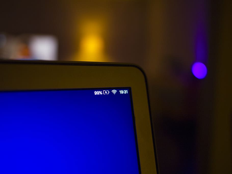Països Baixos, mac, pantalla, treballar, treball, tard, oficina, a l'interior, tarda, poma, senyal, estat, tecnologia, dispositiu, bateria, portàtil, temps, comunicació, primer pla, connexió, tecnologia sense fils, monitor d’ordinador, cap gent, telèfon intel·ligent, ordinador, text, dispositiu d’informació portàtil, signe, guió occidental, il·luminat, equips informàtics, blau, símbol, Internet, interfaç gràfica d'usuari, missatge, icona d’ordinador, comunicacions globals, 4K