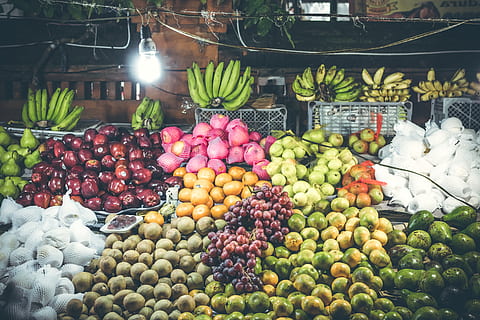 puesto de frutas variadas, manzanas, clasificado, fondo, plátanos, vistoso, colores, cajas, cultivos, Fresco, frutas, uvas, verde, sano, ligero, mercado, natural, rojo, vender, apilados, puesto, dulces, sabroso, variedad, varios, amarillo, comida y bebida, comida, alimentación saludable, frescura, Fruta, bienestar, elección, variación, en venta, puesto en el mercado, gran grupo de objetos, Al por menor, abundancia, nadie, vegetal, uva, color verde, al aire libre, tomate, manzana, 5K, CC0, dominio público, libre de derechos