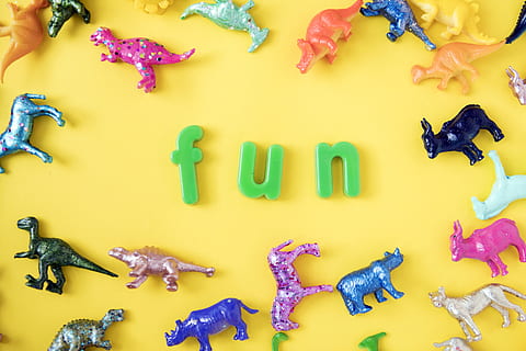 assortiment d’animals amb figuretes, groc, superfície, alfabets, animals, assortit, fons, primer pla, col · lecció, colorit, colors, dinosaure, figura, figuretes, hipopòtam, cavall, mamífers, mixt, objecte, plàstic, joguines, diversos, paraula, representació animal, animal, representació, a l'interior, cap gent, temes d'animals, fons de colors, gran grup d'objectes, elecció, vista d’angle alt, multicolor, joguina, variació, tir de l'estudi, fons groc, directament a sobre, natura morta, forma, 4K, CC0, domini públic, lliure de regalies