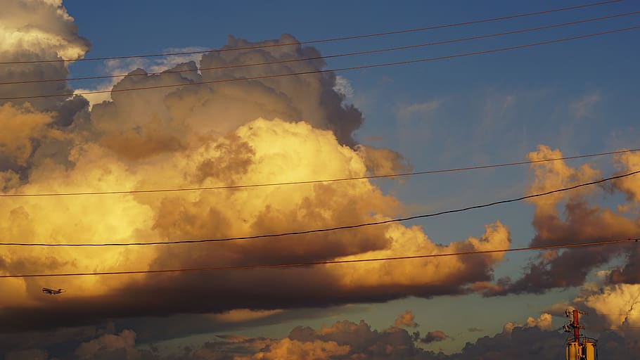 Ebene, Wolken, Himmel, Leitungen, Draht, Telefon, Telefonmast, Blau, Gelb, hell, sonnig, Sonnenaufgang, Sonnenuntergang, Wolkengebilde, Kabel, wolke - himmel, Elektrizität, Natur, Kraftstoff- und Stromerzeugung, Stromleitung, Umweltprobleme, keine Leute, Industrie, Verschmutzung, Flachwinkelansicht, Umgebung, Technologie, Netzteil, Rauch - physische Struktur, Tag, Fabrik, Luftverschmutzung, Verbindung, draußen, 5K