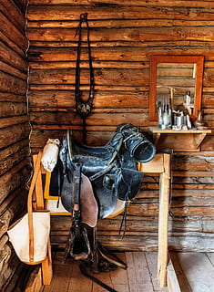 cuir, sella, vell, objecte, cavall, estable, granja, material de fusta, arquitectura, a l'interior, seient, cap gent, cabanya de troncs, estructura construïda, refugi, cadira, funció de construcció de parets, dia, fusta, sabata, arrencada, edifici, relaxació, marró, 1080P, CC0, domini públic, lliure de regalies