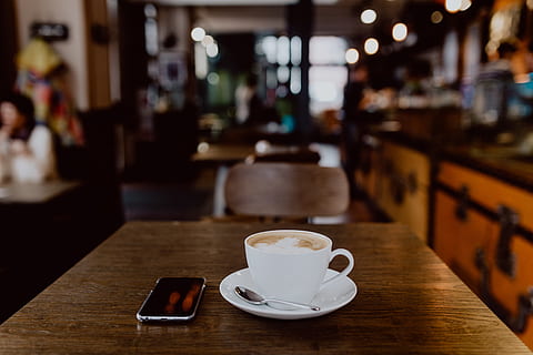 vaso, café, mesa, interior, tecnología, trabajo, trabajando, capuchino, restaurante, tarde, adentro, comida y bebida, beber, jarra, taza de café, café - bebida, refresco, tecnología inalámbrica, vajilla, negocio, centrarse en primer plano, material de madera, cafetería, teléfono móvil, platillo, teléfono inteligente, descanso, nadie, al aire libre, cultura del cafe, barra de bar, 5K, CC0, dominio público, libre de derechos