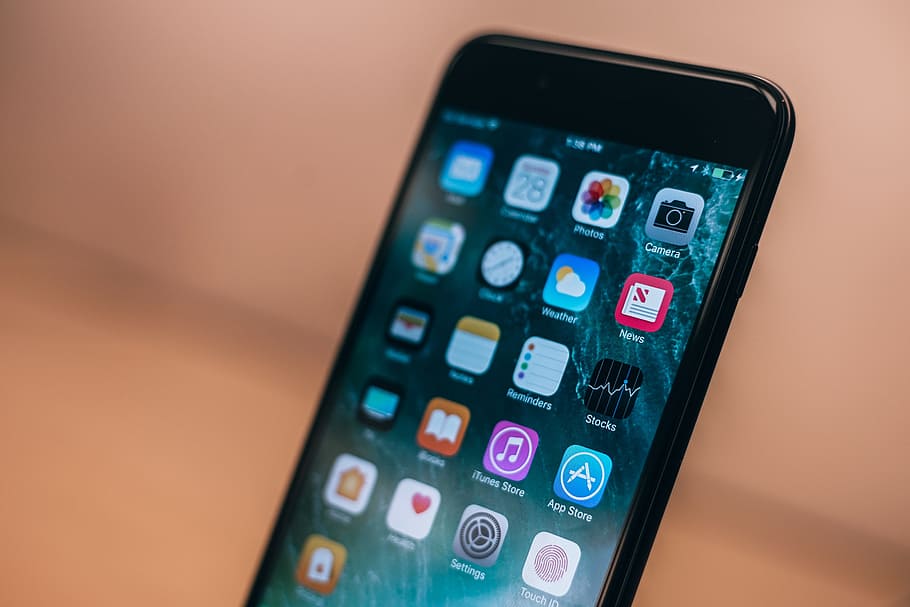 convertit, negre, iphone 7, poma, aplicacions, mòbil, cel·lular, telèfon mòbil, primer pla, comunicació, connexió, dades, disseny, dispositiu, pantalla, electrònica, equipament, gadget, Internet, iphone, luxe, modern, telèfon, portàtil, venda, smartphone, tecnologia, pantalla tàctil, tecnologia sense fils, telèfon intel·ligent, dispositiu d’informació portàtil, aplicació per a mòbils, a l'interior, control, control remot, cap gent, sol objecte, elecció, tir de l'estudi, fons de colors, icona d’ordinador, 5K