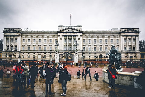 westminster palace, uk, architektura, tło, budynek, tłum, światło dzienne, projekt, zewnętrzny, punkt orientacyjny, krajobraz, zabytki Londynu, pomnik, bruk, ludzie, Droga, scena, widok, zwiedzanie, niebo, statua, ulica, turystyka, turyści, miejski, Grupa ludzi, na zewnątrz budynku, prawdziwi ludzie, zbudowana struktura, duża grupa ludzi, Miasto, mężczyźni, cele podróży, podróżować, kobiety, Natura, dorosły, dzień, rząd, na dworze, kolumna architektoniczna, 4K, CC0, domena publiczna, darmowe zdjęcia