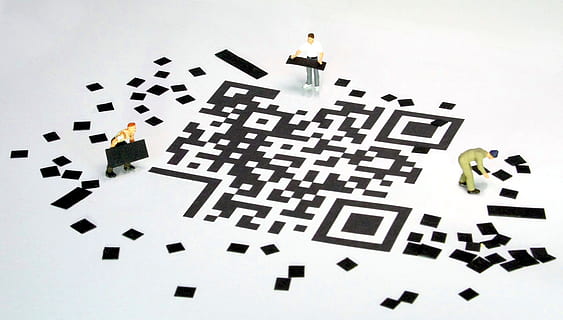 QR-Code, Barcode, Miniaturfiguren, Fliesenleger, Datenspeicher, Steinsetzer, Markierung, Code, Automatisierung, Industrie, Sicherheit, Kunst, Schlüsselcode, Computer, Mosaik-, Datenschutzbestimmungen, Daten, Erwerb, Miniaturfigur, Miniatur, kreativ, Spielzeugfigur, Modellbau Figur, lüttje, große gruppe von gegenständen, High Angle View, Verbindung, Studioaufnahme, drinnen, Wahl, Strategie, Puzzle, Freizeitspiele, weißer Hintergrund, Entscheidungen, Anordnung, Puzzleteil, Kreativität, menschliche Darstellung, Freizeitbeschäftigung, Spiel, keine Leute, Planung, Betrachtung, 2K, CC0, gemeinfrei, lizenzfrei