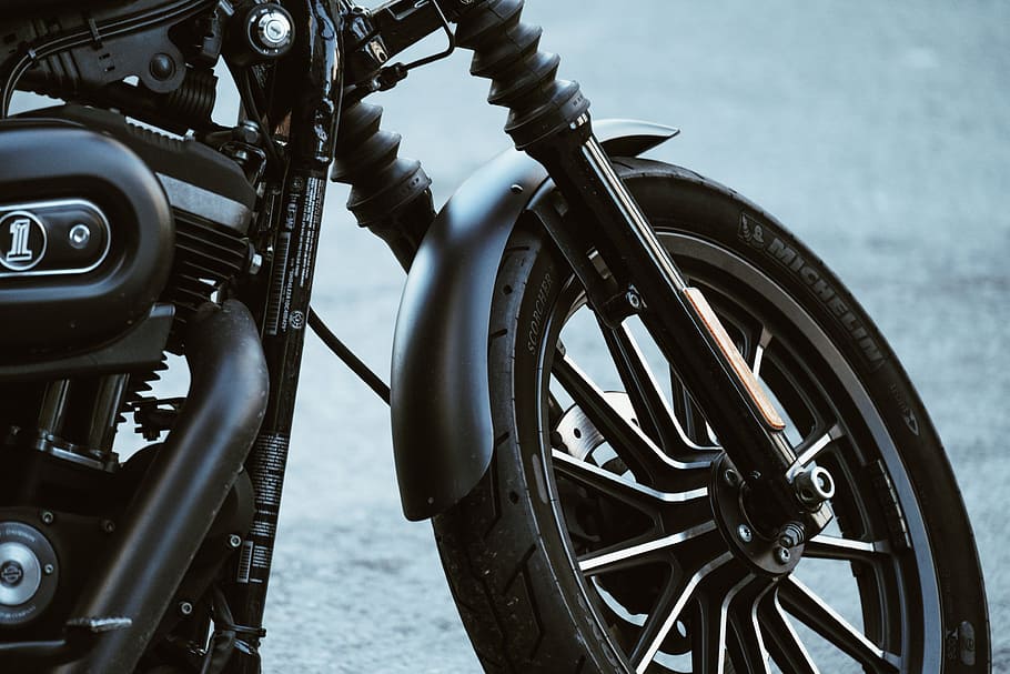 foto de la roda davantera de la motocicleta, bicicleta, transport, manera de transport, roda, moto, vehicle terrestre, estacionari, centrar-se en primer pla, primer pla, metall, dia, cap gent, pneumàtic, a l'aire lliure, equipament, motor, aigua, naturalesa, tecnologia, ciutat, va parlar, 4K