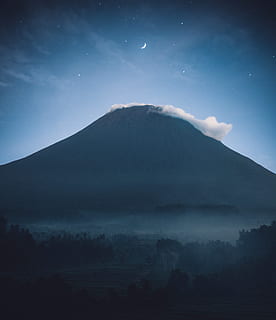 montagna, coperto, nuvole, nube, cielo, Luna crescente, Luna, nebbia, albero, foresta, bosco, all'aperto, natura, silhouette, notte, stella, carta da parati hd, selvaggio, Esplorare, giungla, luce, vulcano, Giappone, Monte Fuji, la neve, paesaggio, Paesaggi, picco di montagna, blu, bellezza nella natura, nuvola - cielo, posto famoso, inverno, viaggio, 2K, CC0, dominio pubblico, privo di copyright