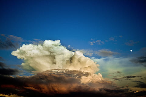 posta de sol, cel, núvols, lluna, núvol - cel, blau, naturalesa, escenics - natura, cap gent, bellesa a la natura, medi ambient, còpia espai, a l'aire lliure, dia, fum - estructura física, cloudscape, escena tranquil·la, tranquil·litat, fons, cel dramàtic, vent, atmosfera, terra, poder a la natura, meteorologia, 4K, CC0, domini públic, lliure de regalies