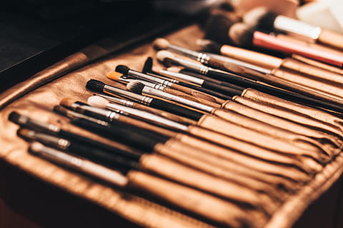 verzinnen, borstel, dingen, vervagen, uitrusting, schoonheid, schoonheidsmiddel, grote groep objecten, detailopname, geen mensen, selectieve aandacht, muziek-, binnenshuis, in een rij, muziekinstrument, hout - materiaal, overvloed, metaal, studio opname, bestellen, stilleven, arrangement, muziekuitrusting, verzameling, opleiding, kunst cultuur en entertainment, zwarte kleur, zwarte achtergrond, 5K, CC0, publiek domein, royaltyvrij