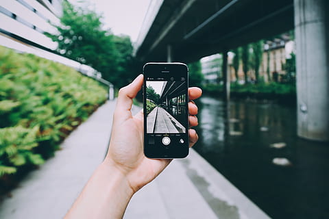 persoon, gebruik makend van, camera, ruimte, grijs, Iphone 6, architectuur, vervagen, brug, mobiele telefoon, stad, dag, daglicht, apparaat, elektronica, hand-, menselijk, levensstijlen, mobiel, fotografie, weg, smartphone, straat, technologie, transportsysteem, stedelijk, water, menselijke hand, slimme telefoon, Draadloze technologie, bezit, draagbaar informatie-apparaat, fotografie thema's, fotograferen, echte mensen, een persoon, communicatie, menselijk lichaamsdeel, verbinding, scherm, activiteit, focus op de voorgrond, buitenshuis, vinger, 5K, CC0, publiek domein, royaltyvrij