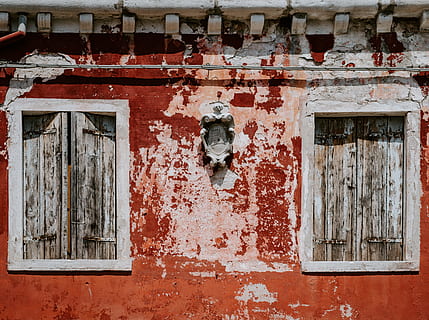 rot gestrichenes Haus, Wand, Verschluss, Farbe, zerfallen, Fenster, texturiert, verwittert, alt, getragen, Peeling, rot, abblätternde Farbe, gebaute Struktur, die Architektur, Gebäudehülle, Tür, Eingang, beschädigt, Tag, Gebäude, verlassen, keine Leute, Haus, geschlossen, Holz - Material, abschälen, Sicherheit, Verschlechterung, draußen, ruiniert, 5K, CC0, gemeinfrei, lizenzfrei