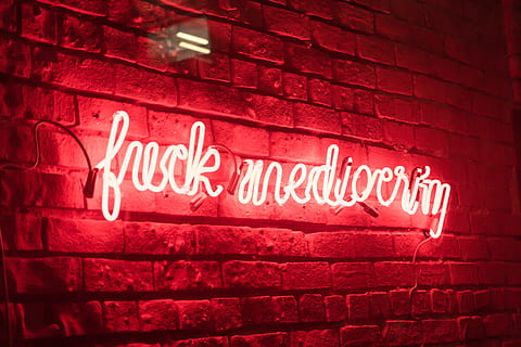 neon, cărămidă, perete, textură, strălucire, ușoară, tipografie, font, text, western script, comunicare, roșu, montare pe perete, iluminat, noapte, zid de cărămidă, semn, majusculă, nici o persoana, arhitectură, luminos, a închide, construită, echipamente de iluminat, mesaj, viata de noapte, luminozitate, 4K, CC0, domeniu public, fără drepturi de autor
