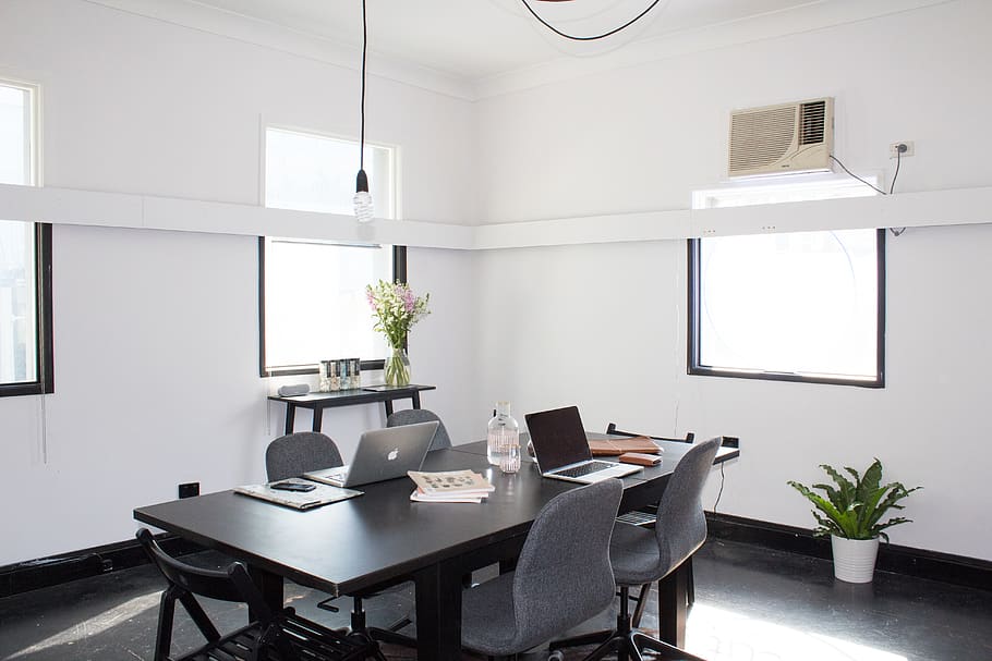 rectangular, marró, fusta, taula, cadires, mobles, a l'interior, finestra, cadira, planta, cap gent, seient, planta en test, negocis, absència, dia, interior de casa, oficina, naturalesa, tecnologia, modern, ordinador, escriptori, negoci corporatiu, planta d'interior, 5K