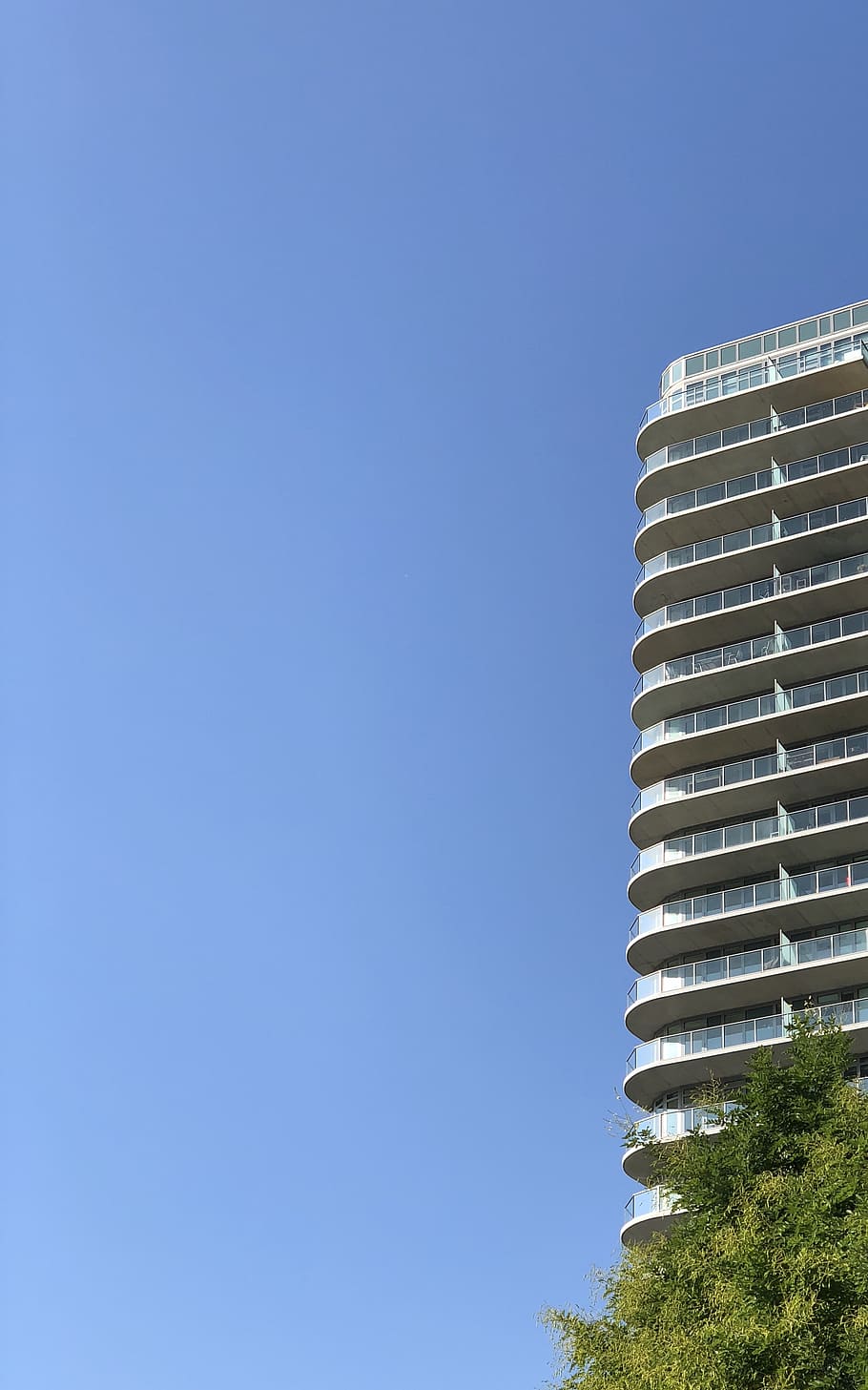 hvid infrastruktur, boliger, bygning, høj stigning, by-, by, dronninger, lang ø by, Forenede Stater, højhus, grå, kontorbygning, downtown, himmel, blå, arkitektur, bygning udvendig, lav vinkel visning, skyfri himmel, kopiere plads, bygget struktur, natur, ingen mennesker, plante, dag, træ, udendørs, moderne, sollys, kontorbygning udvendig, vækst, skyskraber, 2K
