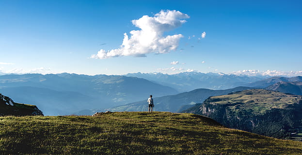 cer, nor, alp, de munte, om, vedere, vârful muntelui, dolomită, Munte, scenice - natura, frumusețe în natură, o scenă liniștită, liniște, mediu inconjurator, scenă non-urbană, iarbă, Activitatea de agrement, natură, idilic, peisaj, nor - cer, plantă, teren, permanent, activitate, Culoarea verde, în aer liber, varf de munte, 5K, CC0, domeniu public, fără drepturi de autor