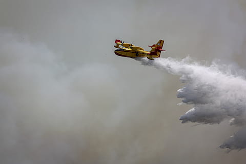 Grecia, Varnavas, mijloc de transport, fumul - structura fizică, transport, vehiculul aerian, accidente și dezastre, zi, natură, avion, zbor, pompier, la mijlocul-aer, mişcare, cer, nor - cer, în aer liber, ocupaţie, foc, probleme de mediu, ardere, poluare, 4K, CC0, domeniu public, fără drepturi de autor