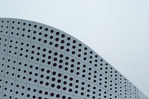 arquitectura, edifici, infraestructura, estructura, establiment, apartament, finestres, condomini, hotel, cel, estructura construïda, patró, vista d’angle baix, exterior de l'edifici, cap gent, dia, cel clar, forma geomètrica, còpia espai, forma, a l'aire lliure, naturalesa, repetició, metall, forat, disseny, cercle, 2K, CC0, domini públic, lliure de regalies
