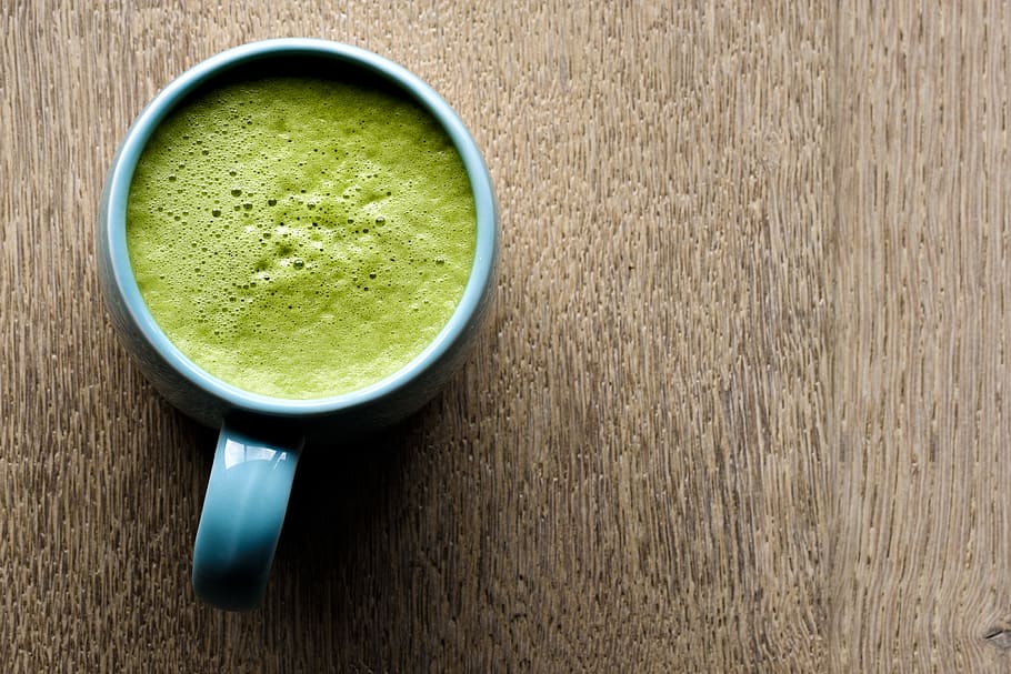 matcha, latte, mad og drikke, drikke, grøn farve, friskhed, te, matcha te, forfriskning, træ - materiale, direkte over, skål, bord, grøn te, indendørs, te - varm drikke, høj vinkel visning, mad, varm drikke, kop, tæt på, ingen mennesker, te kop, trækorn, snack, 5K