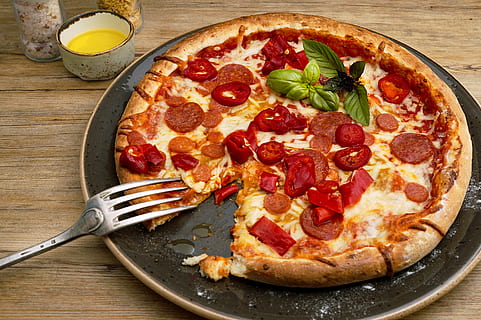 Pepperoni pizza, pizza, mad, gaffel, bestik, måltid, münzgrabenstraße 36, østrig, graz, fad, aftensmad, olivenolie, pepperoni, restaurant, mad styling, madfotografering, italiensk mad, italiensk, frokost, ovn, apparat, mad og drikke, mejeriprodukt, ost, urt, bord, køkkenredskaber, basilikum, grøntsag, kød, usund spisning, frugt, træ - materiale, fastfood, friskhed, husholdningsudstyr, ingen mennesker, tomatsovs, 2K, CC0, offentligt domæne, royaltyfrie