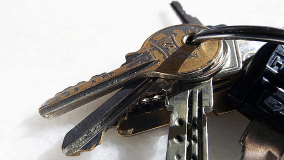 klawisz, makro, klawisz makra, zbliżenie, pistolet, broń, żadnych ludzi, metal, ochrona, karabin, bezpieczeństwo, wewnątrz, porozumiewanie się, czarny kolor, martwa natura, skupić się na pierwszym planie, znak, śnieg, agresja, zimowy, karabin maszynowy, 4K, CC0, domena publiczna, darmowe zdjęcia