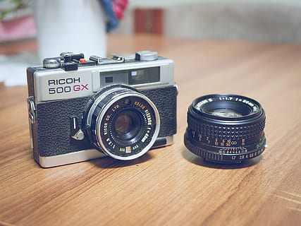 ricoh 500 gx, grigio, nero, telecamera, lente, macro, Ricoh, slr, Vintage ▾, temi fotografici, macchina fotografica - attrezzatura fotografica, in stile retrò, tecnologia, attrezzatura fotografica, obiettivo - strumento ottico, tavolo, antico, legno - materiale, concentrarsi sulle conoscenze acquisite, in casa, avvicinamento, il passato, numero, natura morta, nessuno, storia, singolo oggetto, cultura artistica e intrattenimento, color argento, 4K, CC0, dominio pubblico, privo di copyright