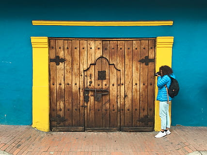 persona, tomando, foto, marrón, de madera, puerta, arquitectura, mochila, edificio, colores, pelo rizado, Entrada, fachada, fotografía, pared, vestir, mujer, material de madera, en pie, cerrado, longitud total, estructura construida, una persona, amarillo, gente real, hombres, exterior del edificio, infancia, niño, día, machos, pared - característica de la construcción, vista trasera, 2K, CC0, dominio público, libre de derechos
