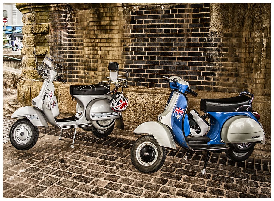 blanc, blau, motos de scooter, maons, britànic, crom, clàssic, disseny, casc, màquina, ciclomotor, motoneta, scooter, carrer, estil, sistema de transport, urbà, vehicles, vintage, paret, rodes, manera de transport, transport, vehicle terrestre, estacionari, paret de maó, moto, arquitectura, exterior de l'edifici, maó, dia, estructura construïda, funció de construcció de parets, cap gent, ciutat, aparcament, transferir impressió, luxe, 4K