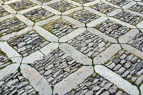 Patch, Kopfsteinpflaster, Straße, Weg, Pflastersteine, Steine, Boden, Muster, historisches Zentrum, Textur, Struktur, gepflastert, Innenstadt, Bürgersteig, Pflaster, Stolperstein, Italien, Mittelmeer, Sizilien, grau, historisch, alt, Hintergrund, Oberfläche, Steinboden, Vollbild, Hintergründe, keine Leute, Stein, High Angle View, Fußweg, solide, Tag, stein material, Pflasterstein, texturiert, Bodenbelag, Natur, draußen, Wiederholung, direkt darüber, Rau, Steinwand, 5K, CC0, gemeinfrei, lizenzfrei