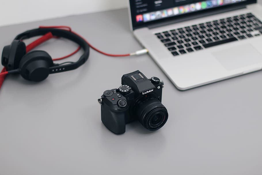 càmera dslr, auriculars, tecnologia, càmera, MacBook, mínim, ordinador, tecnologia sense fils, càmera - equip fotogràfic, comunicació, temes de fotografia, connexió, color negre, portàtil, a l'interior, equip fotogràfic, cap gent, vista d’angle alt, natura morta, lent - instrument òptic, taula, càmera digital, tir de l'estudi, primer pla, teclat, 4K
