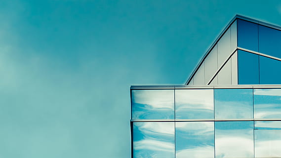 arquitectura, edifici, infraestructura, estructura, establiment, apartament, finestres, condomini, hotel, núvols, cel, reflexió, vidre, blau, estructura construïda, còpia espai, exterior de l'edifici, vidre - material, naturalesa, finestra, cap gent, núvol - cel, dia, a l'aire lliure, modern, funció de construcció de parets, vista d’angle baix, transparent, exterior d’edifici d’oficines, color turquesa, fons blau, 4K, CC0, domini públic, lliure de regalies