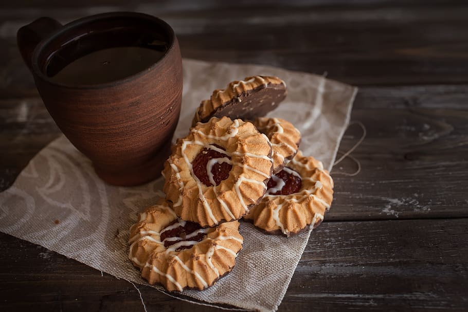 marró, tassa, al costat, cookies, aperitiu, al forn, cocció, negre, trencar, ceràmica, xocolata, argila, fosc, deliciós, beure, epicure, menjar, casolà, calenta, indulgència, cuina, tasses, pastisseria, natura morta, sucre, saborós, fusta, menjar i beguda, material de fusta, menjar dolç, taula, frescor, cap gent, a l'interior, dolç, nou, postres, nou - aliments, vista d’angle alt, cookie, centrar-se en primer pla, alimentació saludable, temptació, berenar, esmorzar, 4K