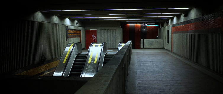 escala mecànica buida del metro, barana, il·luminació, montreal, estació de metro de l'eglise, Canadà, escala mecànica, pis, tren, vehicle, transport, sòls, arquitectura, viatge, viatjar, urbà, ciutat, horror, misteriós, a l'interior, cap gent, entrada, estructura construïda, il·luminat, funció de construcció de parets, porta, nit, comunicació, equips d’il·luminació, metro, direcció, el camí a seguir, edifici, estació del metro, passadís, absència, 4K, CC0, domini públic, lliure de regalies