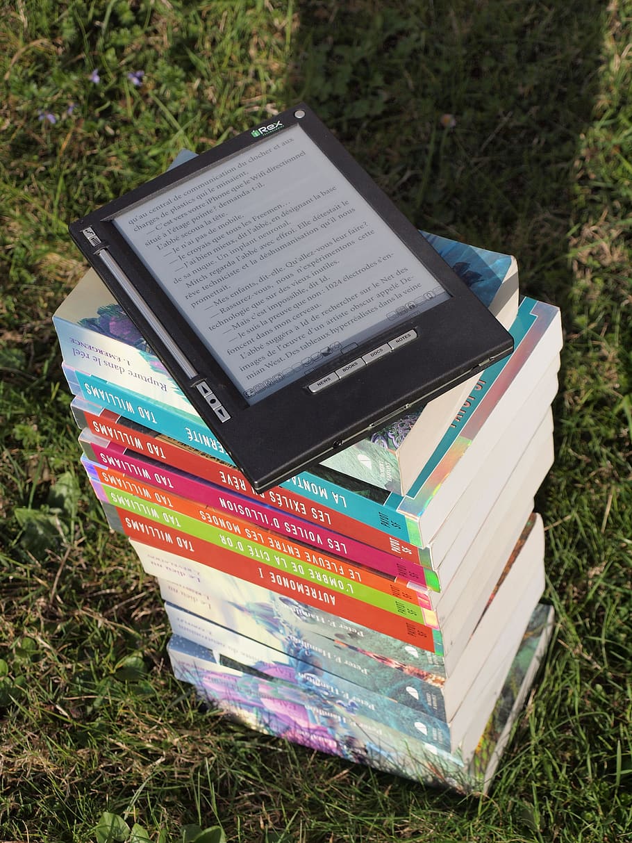 blau, rosa, gris, verd, etiquetat, endurit, pila de llibres, herba, durant el dia, llibres, llibre electrònic, coneixement, literatura, novel·les, pantalla, tecnologia, pantalla tàctil, camp, terra, dia, planta, cap gent, naturalesa, pila, música, publicació, llibre, vista d’angle alt, primer pla, comunicació, a l'aire lliure, paper, instrument musical, educació, cultura i entreteniment artístic, 4K
