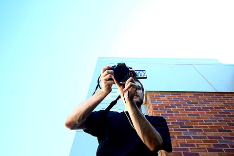 om, permanent, utilizând, camera dslr, persoană, uman, Electronică, aparat foto, fotografie, fotograf, față, portret, cărămidă, muncitor, muzician, instrument muzical, chitară, ghitarist, interpret, activități de agrement, paparazzi, curea, siluetă, fotografii tematice, aparat de fotografiat - echipament fotografic, Sesiuni foto, tehnologie, deținere, o persoana, activitate, spațiu copie, echipament fotografic, oameni adevărați, de la talie in sus, ocupaţie, bărbați, stiluri de viață, Activitatea de agrement, haine casual, camera digitala, camera digitală cu o singură lentilă reflexă, 2K, CC0, domeniu public, fără drepturi de autor