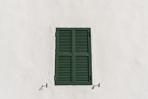 espanya, minorca, finestra, obturador, obturador verd, estructura construïda, arquitectura, funció de construcció de parets, exterior de l'edifici, cap gent, edifici, dia, forma geomètrica, tancat, a l'aire lliure, forma, conducte d'aire, patró, quadrícula, casa, primer pla, cercle, Color blanc, metall, Molt cansat, 5K, CC0, domini públic, lliure de regalies