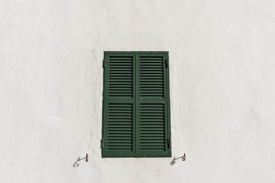 espanya, minorca, finestra, obturador, obturador verd, estructura construïda, arquitectura, funció de construcció de parets, exterior de l'edifici, cap gent, edifici, dia, forma geomètrica, tancat, a l'aire lliure, forma, conducte d'aire, patró, quadrícula, casa, primer pla, cercle, Color blanc, metall, Molt cansat, 5K