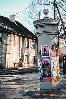 grå, keramisk, stolpe, flyers, human, person, sti, vej, by-, by, bygning, kvarter, reklame, plakat, kiosk, fortov, gangbro, aviskiosk, butik, flise, gade, arkitektur, bygning udvendig, bygget struktur, rigtige mennesker, dag, transportmidler, Kunst og håndværk, en person, udendørs, livsstil, sløret bevægelse, natur, kreativitet, graffiti, transportform, tilfældige mennesker, 4K, CC0, offentligt domæne, royaltyfrie