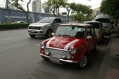 Mini, Cooper, 1975, Transportmittel, Kraftfahrzeug, Auto, Landfahrzeug, Transport, Stadt, Straße, Tag, stationär, Oldtimer, Retro-Stil, die Architektur, Baum, Pflanze, zufällige Menschen, gebaute Struktur, Reise, Luxus, 2K, CC0, gemeinfrei, lizenzfrei