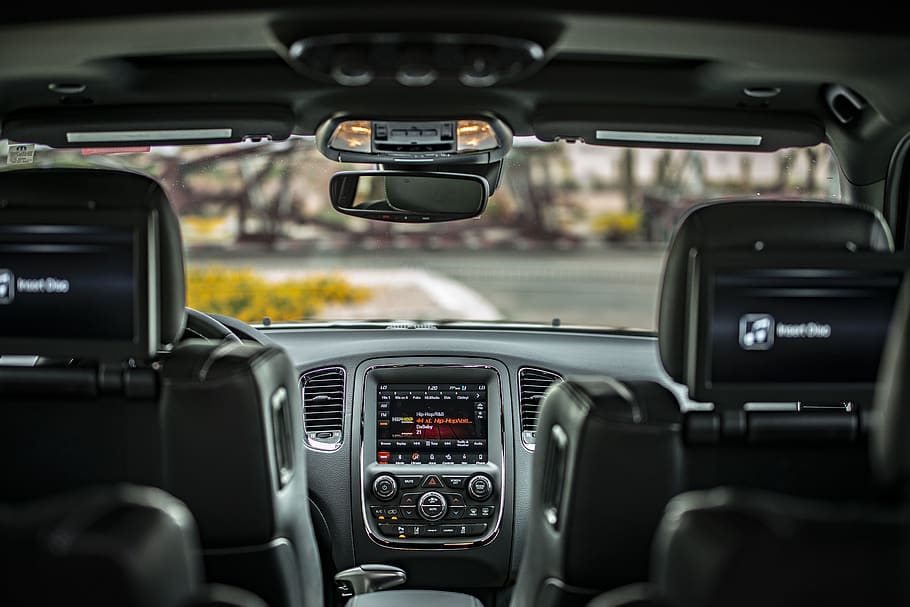 schwarzer Innenraum, Automobil, Auto, Autoinnenraum, Instrumententafel, Design, Fahrt, Innere, überwacht, Rennen, Rückspiegel, Verschiebung, Geschwindigkeit, Stil, Technologie, Transport, Transportsystem, Reise, Fahrzeug, Rad, Windschutzscheibe, Transportmittel, Fahrzeuginnenraum, Kraftfahrzeug, Landfahrzeug, Schalttafel, Lenkrad, drinnen, Steuerung, Glas - Material, keine Leute, Tag, Fokus auf den Vordergrund, Straße, 5K