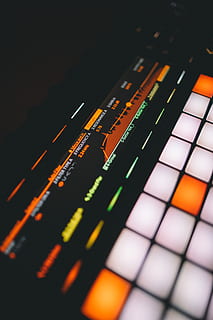 luce, schermo, controllore, musica, batteria, Audio, equalizzatore, produzione, pulsante, buio, consolle, elettronica, spingere 2, Spingere, produzione musicale, controller midi, sequencer, midi, ableton push 2, messa a fuoco selettiva, in casa, avvicinamento, nessuno, tecnologia, multicolore, colore arancione, girato in studio, sfondi, fotogramma intero, natura morta, attrezzatura, cultura artistica e intrattenimento, vista dall'alto, giallo, illuminato, equipaggiamento audio, numero, industria, materiale elettrico, 5K, CC0, dominio pubblico, privo di copyright