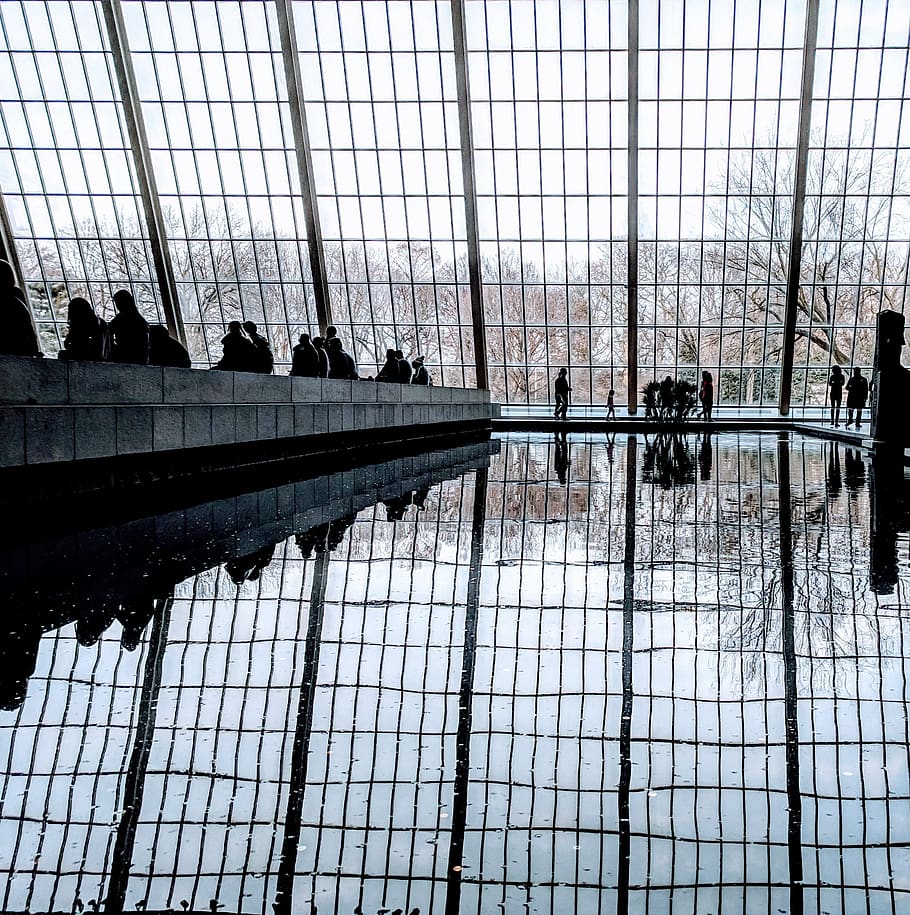 reflexió de la finestra, pis, durant el dia, arquitectura, persona, humà, new york, edifici, pont, finestra, 1000 5a av, Estats Units, aigua, claraboia, barana, museu, reflexió, nyc, simetria, a l'aire lliure, edifici d'oficines, terminal, a l'interior, dia, estructura construïda, vidre - material, patró, naturalesa, cel, metall, seguretat, viatjar, grup de persones, tanca, persones reals, barrera, límit, 2K