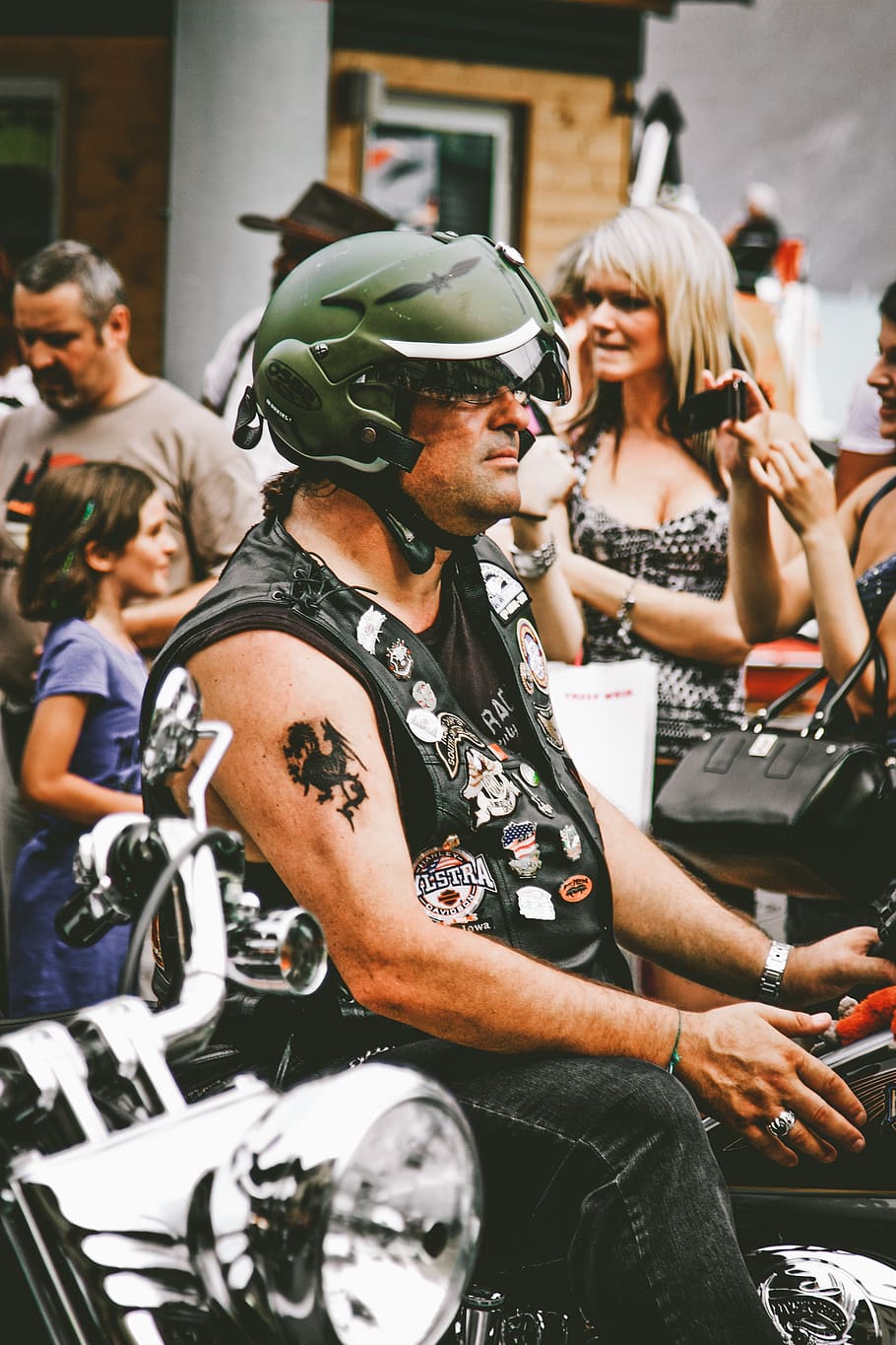 Foto, mand, ridning, motorcykel, publikum, biker, sløring, chopper, menneskemængde, dybdeskarphed, dyrt, festival, fokus, fyr, Harley Davidson, hjelm, jakke, livsstil, han-, metallisk, motor, motorcyklist, parade, mennesker, ride, rytter, vej, gade, transportmidler, transportsystem, have på, rigtige mennesker, gruppe af mennesker, herrer, tilfældige mennesker, Kvinder, fokus på forgrunden, fritidsaktivitet, dag, voksen, mode, samvær, kunstkultur og underholdning, sidder, midt voksne mænd, udendørs, begivenhed, tre kvart længde, 4K