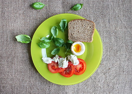 brød, grøn, keramisk, plade, morgenmad, fad, æg, mad, madfotografering, ovenfra, måltid, spinat, tomater, mad og drikke, sund kost, friskhed, velvære, klar til at spise, frugt, grøntsag, tomat, bord, ingen mennesker, indendørs, stilleben, portionsstørrelse, skive, direkte over, stegt æg, fristelse, 1080P, CC0, offentligt domæne, royaltyfrie