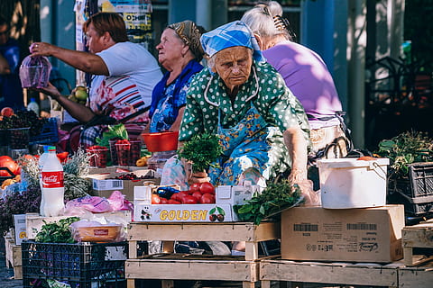 Frau, schwarz, Weiß, Tupfen, oben, Erwachsene, sortiert, Kisten, Stadt, Handel, Tageslicht, Alten, Früchte, Damen, Markt, Marktplatz, draussen, Menschen, Reihe, Der Umsatz, verkaufen, Verkauf, Bürgersteig, Sitzung, Stall, Straße, städtisch, Gemüse, Verkäufer, tragen, Holzkisten, Männer, echte Menschen, Essen und Trinken, Lebensmittel, gesundes Essen, Wohlbefinden, Marktstand, zu verkaufen, Gruppe von Leuten, Frische, Tag, Wahl, älterer Erwachsener, Kauf, draußen, Verkaufsdisplay, 4K, CC0, gemeinfrei, lizenzfrei