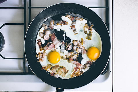 twee, gebakken, eieren, vlees, frituren, pan, ei, eierdooier, scrambled, ontbijt, keuken-, koken, voeding, wit, ongekookt, fornuis, rauw, stuk, olie-, bakken, spek, ingrediënt, detailopname, voedsel, maaltijd, fijnproever, gefrituurd ei, diner, eigeel, lunch, aardewerk, gekookt, versheid, bord, groente, warmte - temperatuur, gezond eten, kookpan, dieet, tomaat, verfrissing, achtergronden, omelet, aan het eten, tussendoortje, culturen, 4K, CC0, publiek domein, royaltyvrij