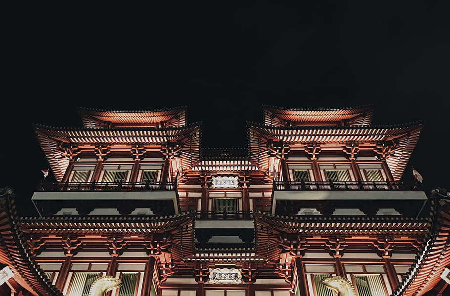 edificio a luci accese, tempio, santuario, culto, architettura, costruzione, Singapore, chinatown, interior design, Teatro, camera, in casa, auditorium, sala, persona, musica, attività ricreative, umano, folla, concerto, pubblico, struttura costruita, Inquadratura dal basso, esterno dell'edificio, nessuno, modello, all'aperto, finestra, notte, ringhiera, natura, città, quartiere residenziale, balcone, moderno, tetto, cielo, cielo sereno, sfondo nero, lusso, 4K