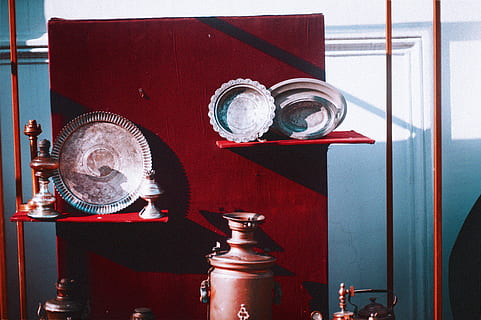 verschiedene Wohndekore, Metall, keine Leute, drinnen, rot, Nahansicht, Tag, Maschinen, Container, Antiquität, Stillleben, Ausrüstung, Feuerwehrauto, Tabelle, alt, silberfarben, Retro-Stil, Sicherheit, Geschäft, Unfälle und Katastrophen, 4K, CC0, gemeinfrei, lizenzfrei
