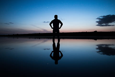 tranquillo, calmo, riflessione, notte, cielo, stella, albero, foresta, bosco, conseguenze, ore notturne, silhouette, buio, nube, riflettere, uomo, umano, persona, colore, blu, freddo, foschia, tramonto, acqua, la tranquillità, una persona, lago, uno stile di vita sano, esercizio, scena tranquilla, lunghezza intera, stili di vita, sport, natura, equilibrio, bellezza nella natura, adulto, scenics - natura, contemplazione, 5K, CC0, dominio pubblico, privo di copyright