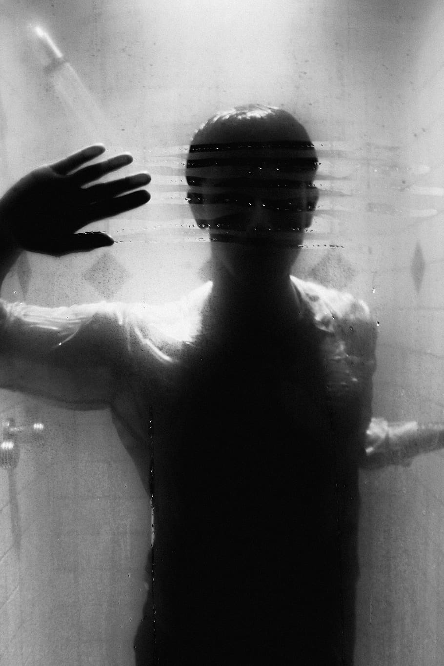 ombra, cos, mà, vora, nerviós, por, vidre, mirall, fantasmal, blanc i negre, home, humà, fosc, obscur, experimental, resum, aigua, fum, vapor, boira, una persona, persones reals, sense camisa, cintura cap amunt, a l'interior, estils de vida, activitat d'oci, habitació domèstica, bany, homes, de peu, vista frontal, bany domèstic, humit, vidre - material, transparent, naturalesa, cara oculta, 4K